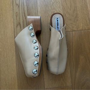 Unique Design Tan Clogs